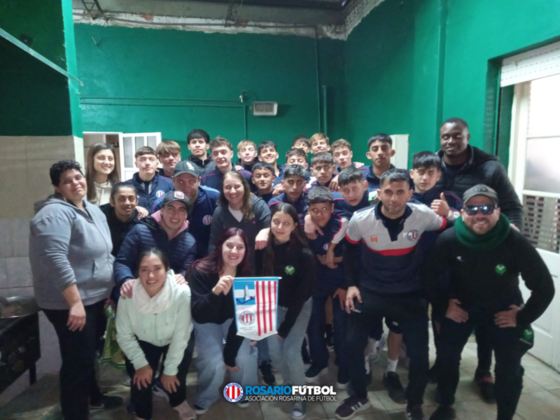 El grupo junto a integrantes del club El Trebolense.