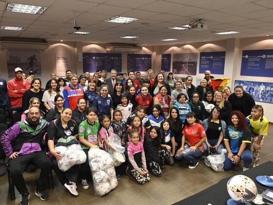 El sal&oacute;n de actos se llen&oacute; de color con las camisetas de cada equipo.