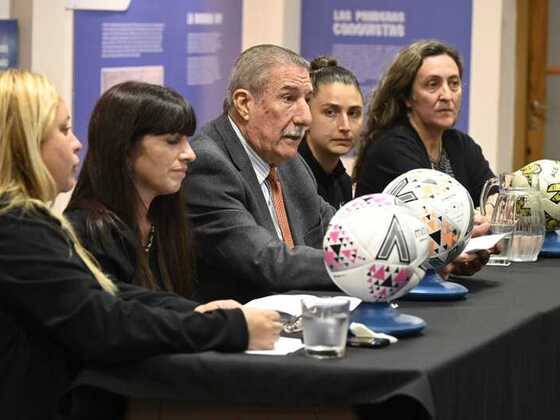 El salón de actos se llenó de color con las camisetas de cada equipo.