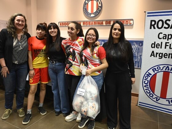 El salón de actos se llenó de color con las camisetas de cada equipo.