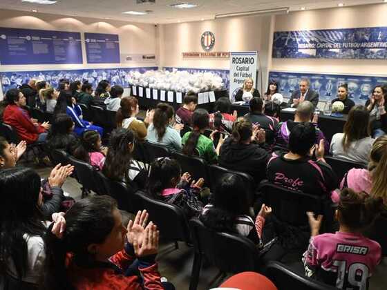 El salón de actos se llenó de color con las camisetas de cada equipo.