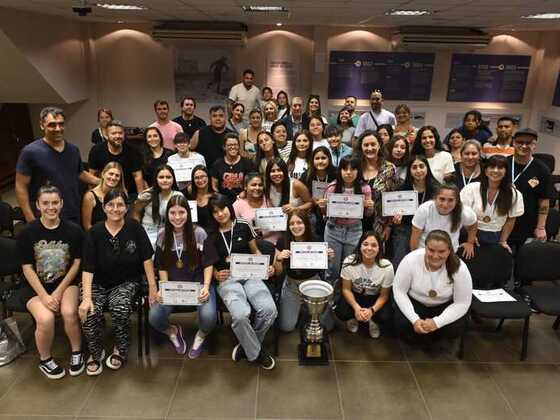 Familiares, jugadoras, entrenadoras y directivos juntos en este emotivo reconocimiento.