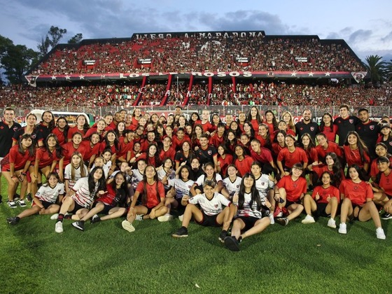 Sub-12, Sub-14 y Sub-16 de Newell's juntas en el Coloso, celebrando sus campeonatos.