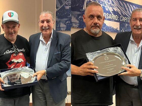 Diego Lavezzi y Daniel Aguilar, presidentes de Aguirre y Botafogo, recibiendo las placas conmemorativas de manos del titular de la ARF, Mario Giammar&iacute;a.