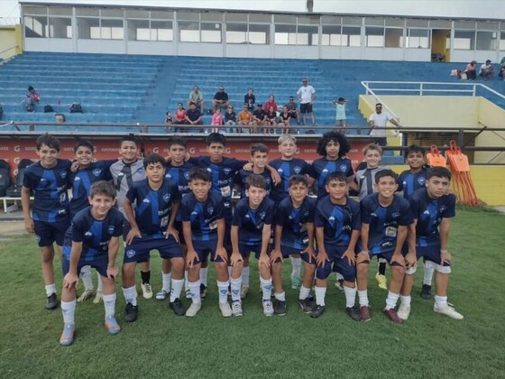 Aproximadamente 700 niños y adolescentes practican fútbol en el club.