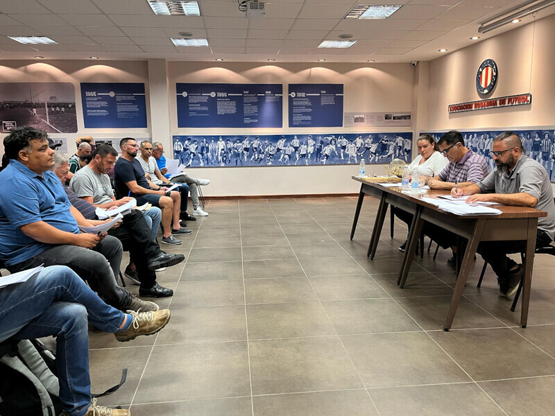 Directivos de los clubes participantes estuvieron presentes en el sorteo.