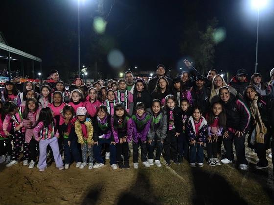 Lamadrid y un gran número de niñas en el evento.