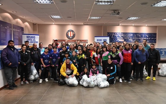 En la sede de ARF se hizo entrega de los balones de juego a los clubes.
