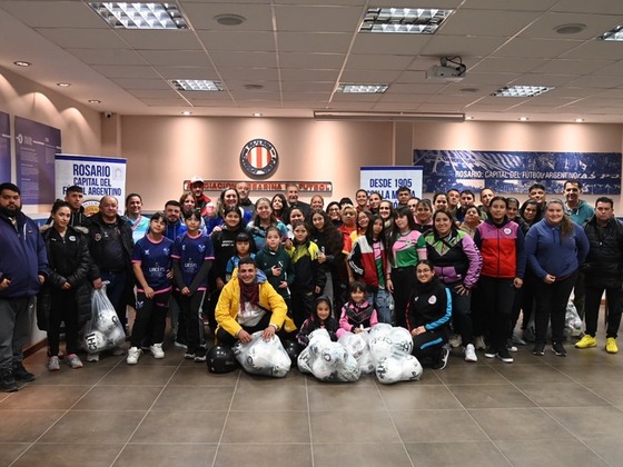 En la sede de ARF se hizo entrega de los balones de juego a los clubes.