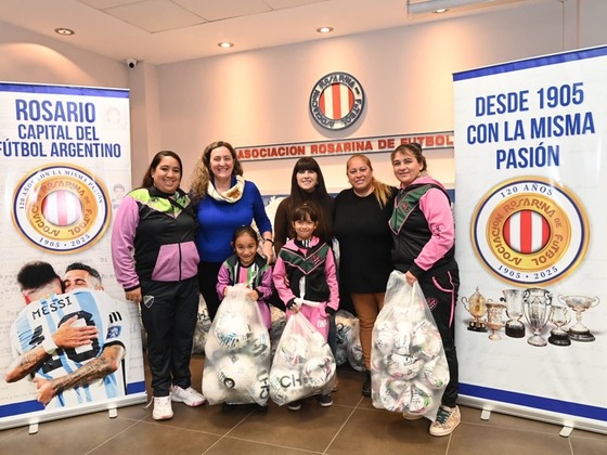 En la sede de ARF se hizo entrega de los balones de juego a los clubes.
