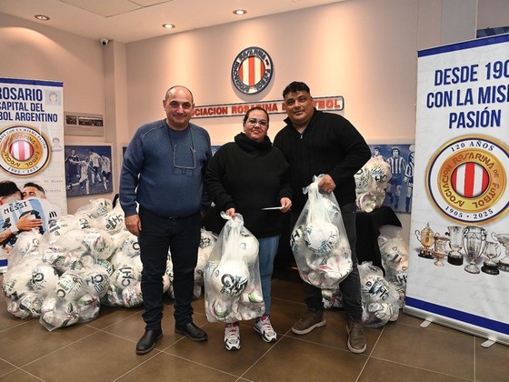 En la sede de ARF se hizo entrega de los balones de juego a los clubes.