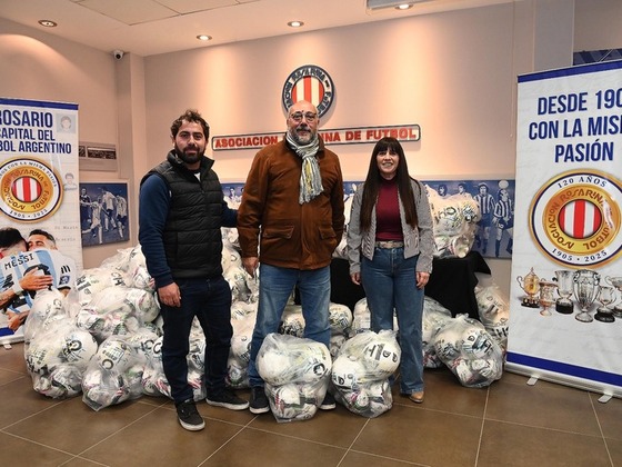 En la sede de ARF se hizo entrega de los balones de juego a los clubes.