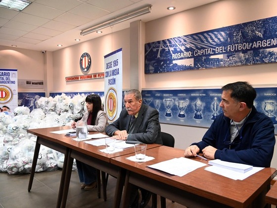 En la sede de ARF se hizo entrega de los balones de juego a los clubes.