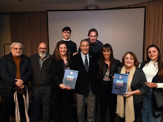 En un c&aacute;lido emotivo evento, se present&oacute; el libro de la ARF.