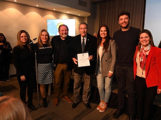 Concejalas y concejales hacen entrega del decreto en el que Rosario Capital del Fútbol - Historia de Una Pasión es declarado de Interés Municipal.