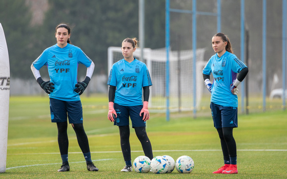 Renata, en el medio, junto a sus compañeras de selección.