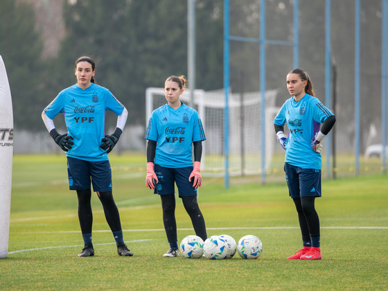 Renata, en el medio, junto a sus compa&ntilde;eras de selecci&oacute;n.