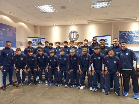 La delegación rosarina en la sede de ARF previo al viaje.