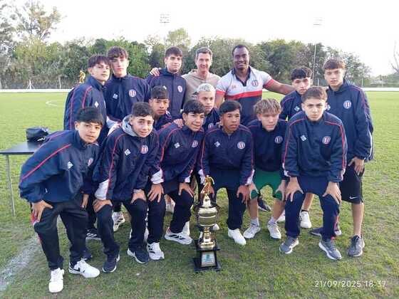 El plantel recibiendo el trofeo como subcampeones.