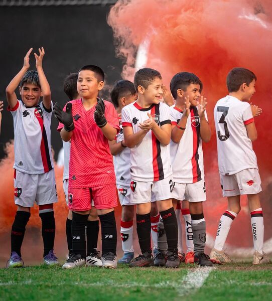 Las líneas 'C' y 'D' de Newell's festejando en la Copa de Oro.