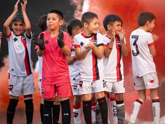 Las l&iacute;neas 'C' y 'D' de Newell's festejando en la Copa de Oro.