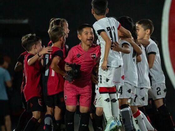 Las líneas 'C' y 'D' de Newell's festejando en la Copa de Oro.