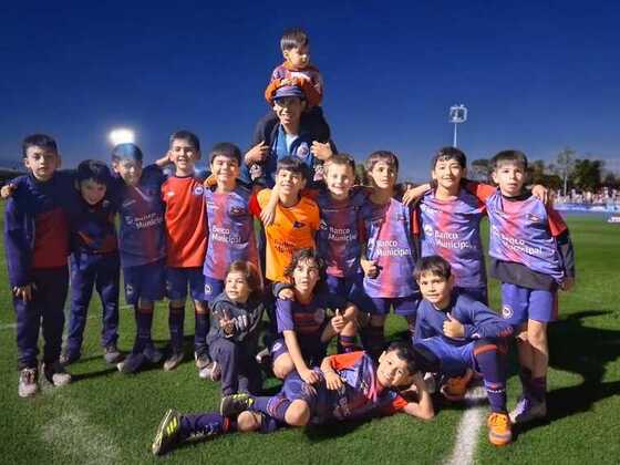 Las líneas 'C' y 'D' de Newell's festejando en la Copa de Oro.