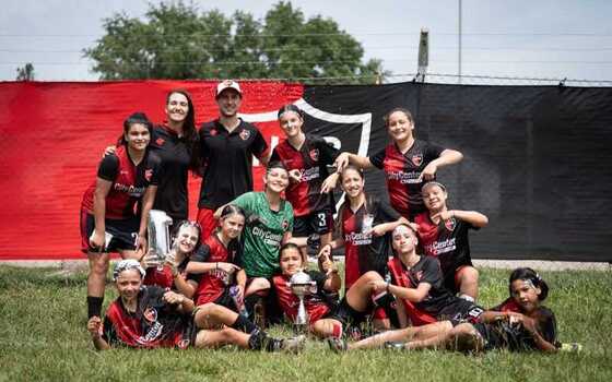 La Sub-12 Leprosa. El Rojinegro festejó en todas las categorías.