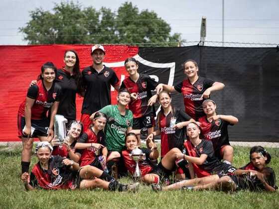 La Sub-12 Leprosa. El Rojinegro festej&oacute; en todas las categor&iacute;as.