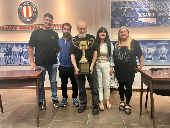 Pablo VI recibi&oacute; la copa "120 Aniversario de ARF".
